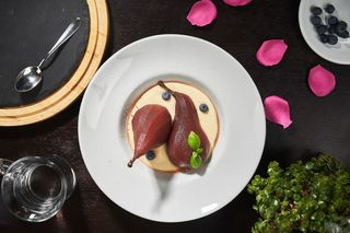 Pere poșate în vin roșu cu sos de vanilie 