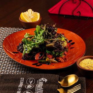 Салат с охотничьими колбасками