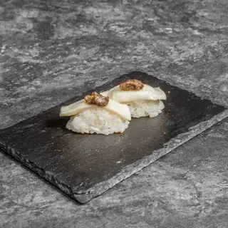 Nigiri De Pez Mantequilla Flameado Con Trufa (2 Pzs.)