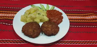 Пържени кюфтета с картофена салата и лютеница с боб и лук (450г)
