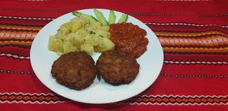 Пържени кюфтета с картофена салата и лютеница с боб и лук (450г)