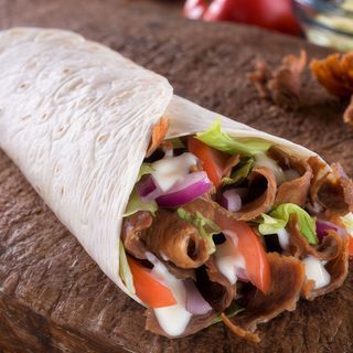 Dürüm de ternera o pollo con tomate, lechuga y salsas