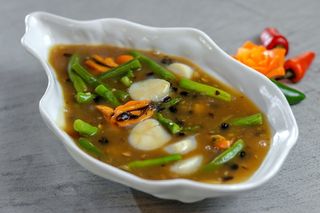 Vieiras Y Mejillones En Salsa De Judías Amarillas Y Espárragos