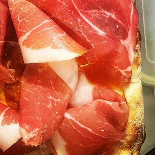 Focaccia crudo e mozzarella