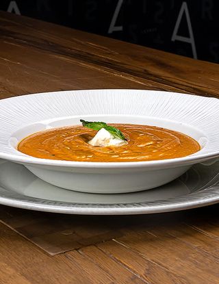 Supă cremă de rosii cu mozzarella prajita si grana padano