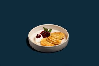 Оладьи со взбитым каймаком и вишневым компоте