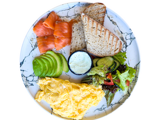 Скрэмбл с слабосоленной семгой и крем чизом