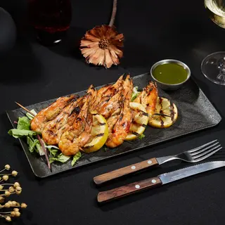 Frigarui de creveti grill pe pat de salata