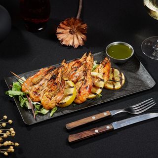 Frigarui de creveti grill pe pat de salata