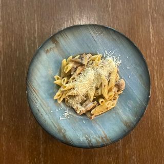 პენე სოკოთი და ქათმით ნაღების სოუსში/Penne with mushrooms and chicken in a creamy sauce