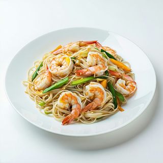 Tăiţei de orez prăjiti cu creveţi şi ou si legume