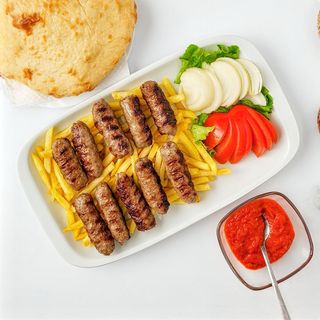 Ćevapi u lepinji s pomfritom