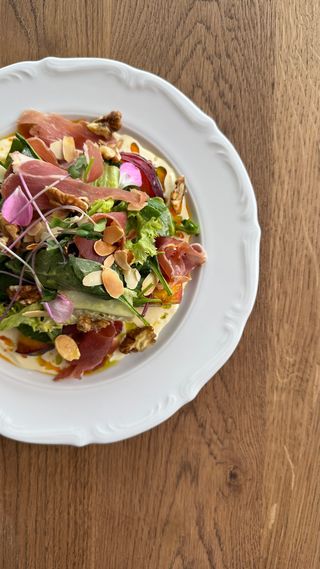 Салат з прошуто, нектарином-гриль та страчателлою (275г)