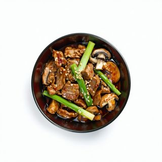 Cerdo con bambú y setas