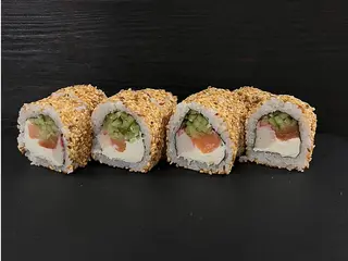 Каліфорнія з лососем та сніжним крабом в кунжуті (250г)