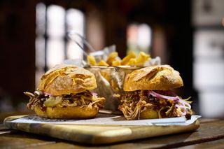 Sendvič sa drpanom svinjetinom 2 komada