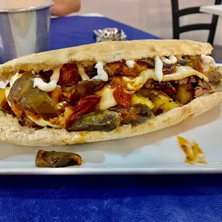 Saltimbocca Pollo alla piastra, mayo al basilico, pomodorini e scaglie