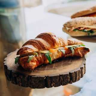 ორაგულის სენდვიჩი რუკოლათი