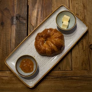 Croissant de mantequilla y mermelada