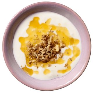 Мацоні з медом та волоським горіхом (190 г)