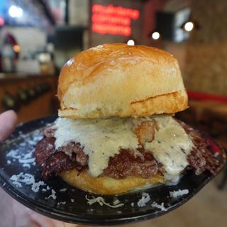Truffle Carbonara Burger + Patatas + Bebida a Elegir