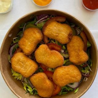 Salată cu nuggets pui