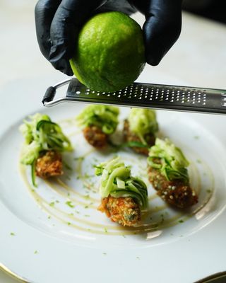 Alici, julienne di zucchine al lime, zenzero e salsa al miso bianco