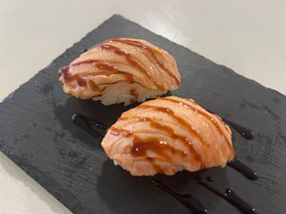 Nigiri De Salmón Flameado (2 Pzs.)