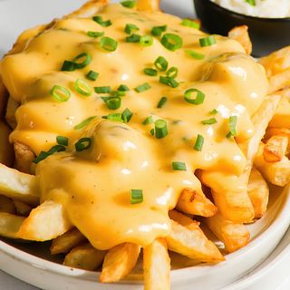 Cartofi prăjiți cu sos cheddar