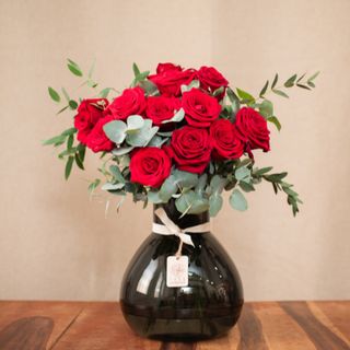 12 Rosas Rojas Con Jarrón