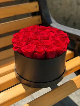 ცეცხლისფერი ვარდები ყუთში