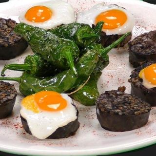 Ración De Morcilla A La Plancha Con Huevos De Codorniz