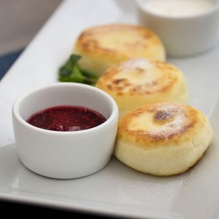 Сирники зі сметаною та джемом