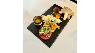 Tatar wołowy, 100 gram polędwicy wołowej z piklami, musztardą i parmezanem