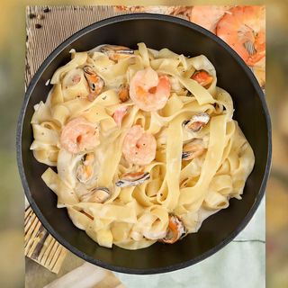 Фетучини с семгой и креветками