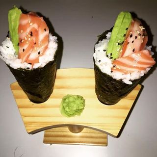 Temaki Salmón Picante y Aguacate (1 ud)