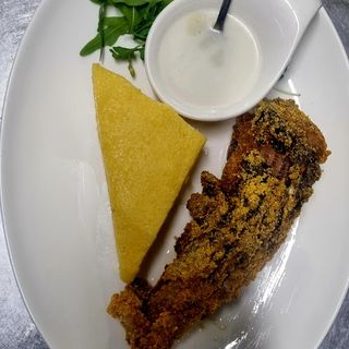 Crap prajit cu mamaliguta si usturoi