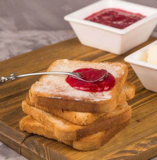 Tostadas de mantequilla y mermelada de fresa