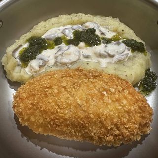 Котлета по-киівськи з трюфельним картопляним пюре та грибним соусом (450 г) 