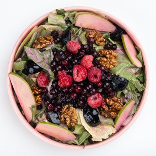 კენკრის სალათი კარამელიზირებული ნიგვზით