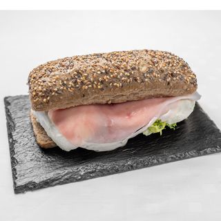 Panino con cotto, mozzarella e insalata