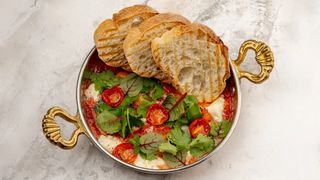 Шакшука с моцареллой и сумахом