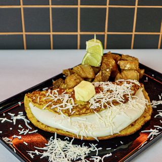 Cachapa con queso de mano y cerdo frito 