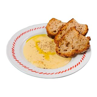 Hummus servito con pane tostato