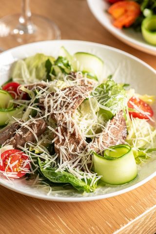 Теплый салат с говядиной (270г)