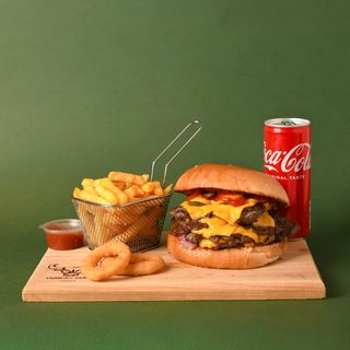 Tomahawk smash burger, pomfrit i  Coca-Cola