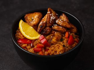 Smażony ryż z kurczakiem i warzywami (380g)