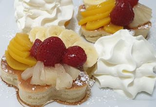 Pancakes z owocami i bitą śmietaną 3szt