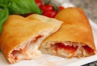 Calzone pomodoro e mozzarella
