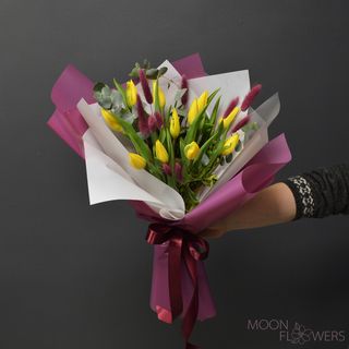 Buchet din lalele galbene și lagurus